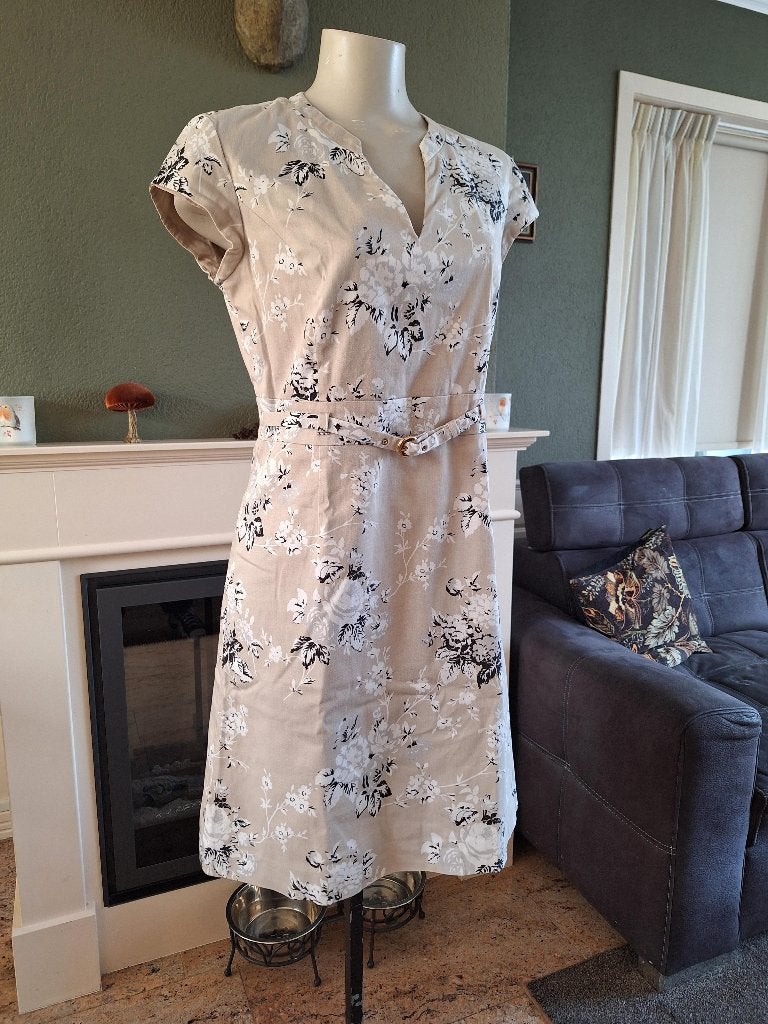 River Woods beige grijs wit zwart bloemen jurk 40 M, Verzenden, River Woods, Beige, Maat 42/44 (L)