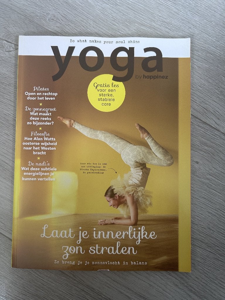 Yoga by Happinez magazine - Laat je innerlijke zon stralen, Ophalen of Verzenden, Nieuw, Sport en Vrije tijd