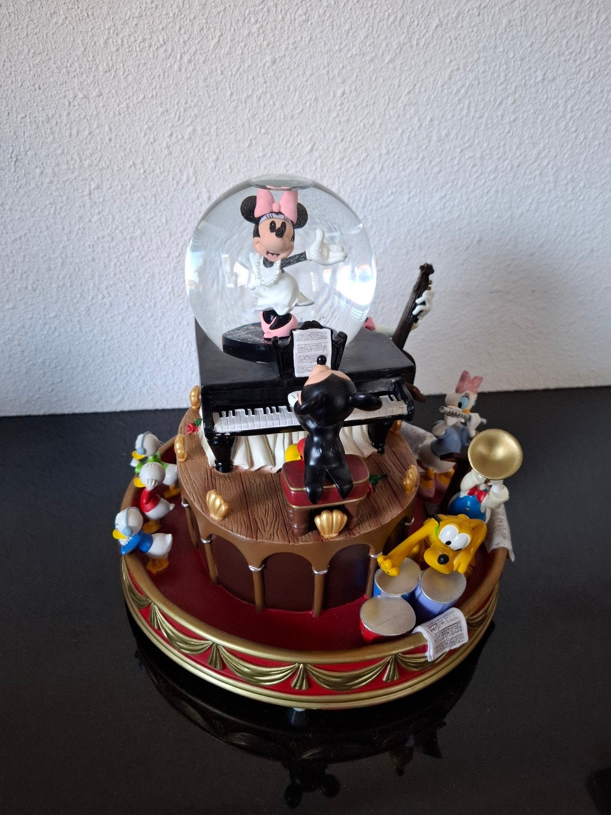 Disney snowglobe march muzikanten unieke globe, Verzamelen, Disney, Ophalen, Mickey Mouse, Zo goed als nieuw, Beeldje of Figuurtje