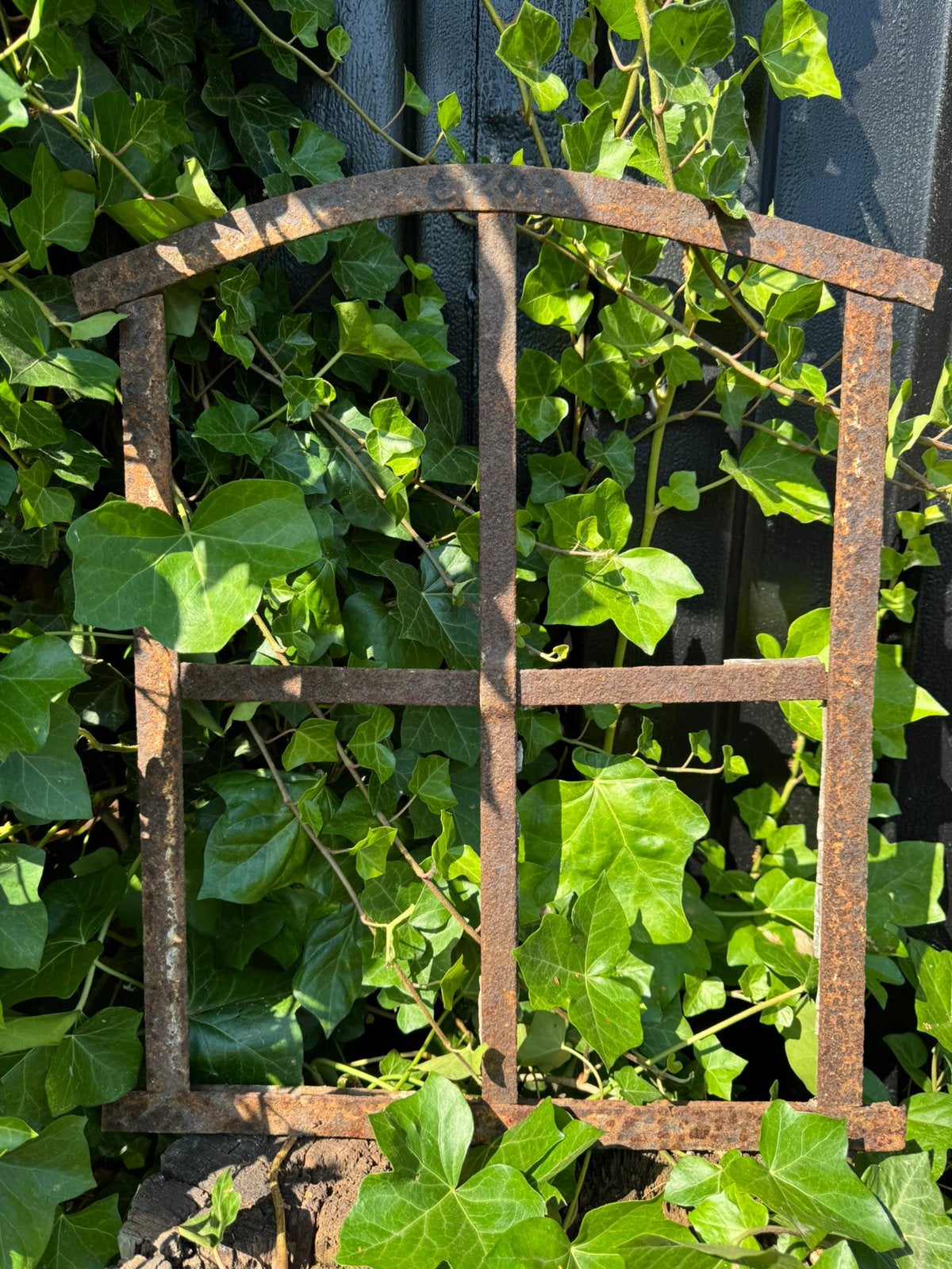 Oud gietijzer stalraampje roest, Ophalen