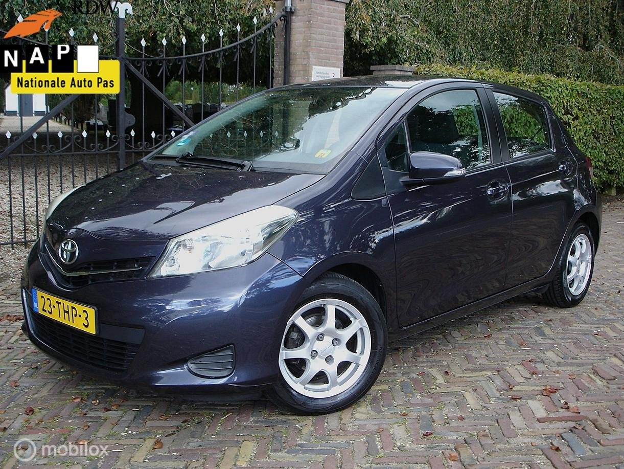 Toyota Yaris 1.3 VVT-i Aspiration Airco|Cruis|Camera|OrigNL, Auto's, Voorwielaandrijving, Euro 5, 4 cilinders, Blauw