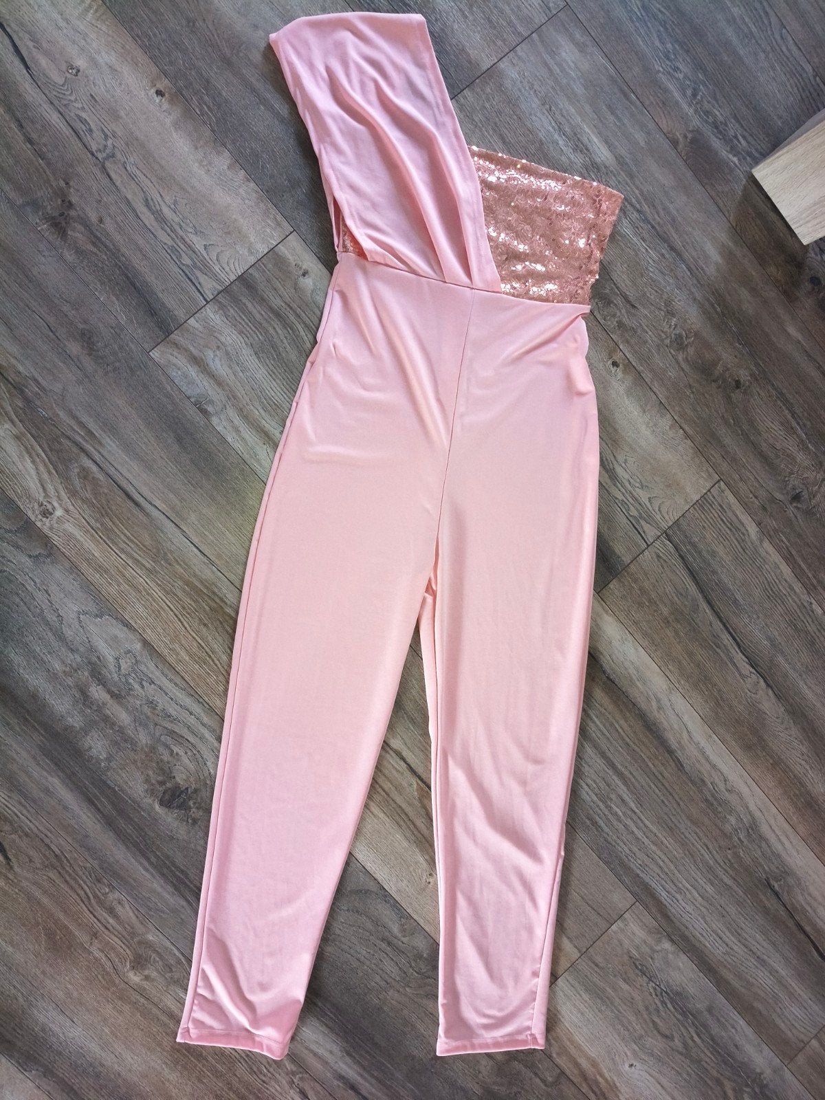 Casual jumpsuit one shoulder Nieuw (twv €39), Kleding | Dames, Jumpsuits, Boetiek, Ophalen of Verzenden, Nieuw, Maat 38/40 (M)