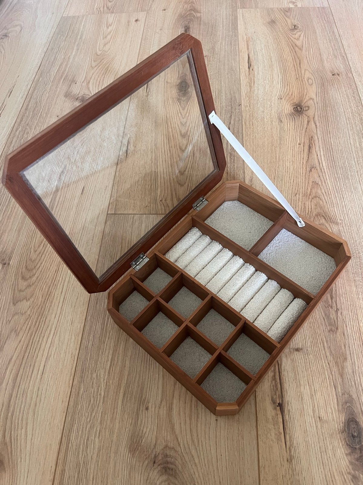 Sieradendoos hout met glazen deksel en vakverdeling, Ophalen of Verzenden, Zo goed als nieuw