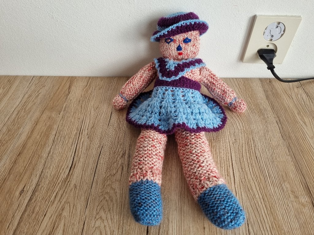 Mooie Gehaakte Gebreide Vintage Knuffel Pop Meisje met Hoed, Verzenden, Zo goed als nieuw, Pop