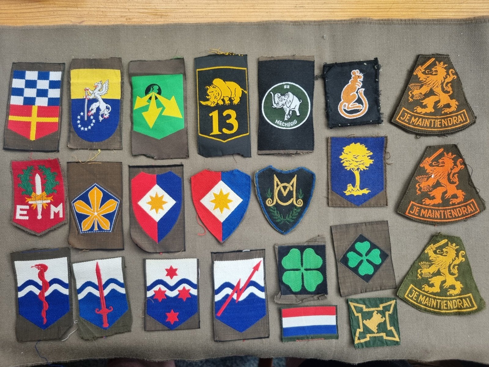Lot mouwemblemen koninklijke landmacht, Verzamelen, Ophalen of Verzenden, Landmacht, Nederland, Embleem of Badge