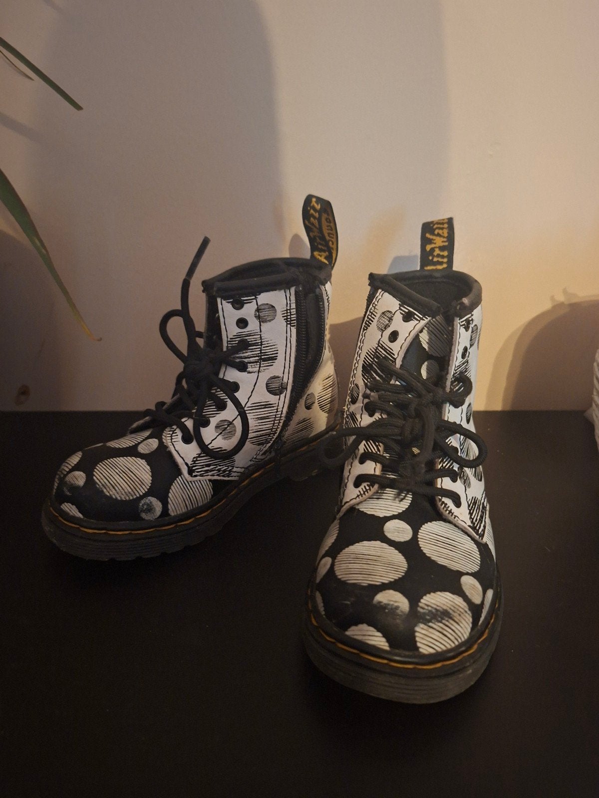Dr. Martens Laarzen Zwart/Wit Stippen Maat 26, Kinderen en Baby's, Kinderkleding | Schoenen en Sokken, Dr. Martens, Gebruikt, Jongen of Meisje
