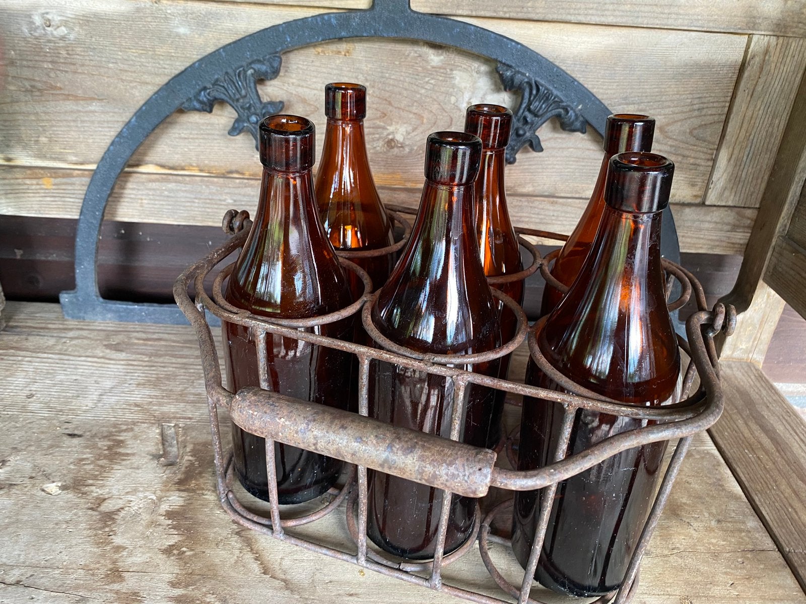 Vintage ijzeren flessenrek, incl 6 grote flessen., Ophalen