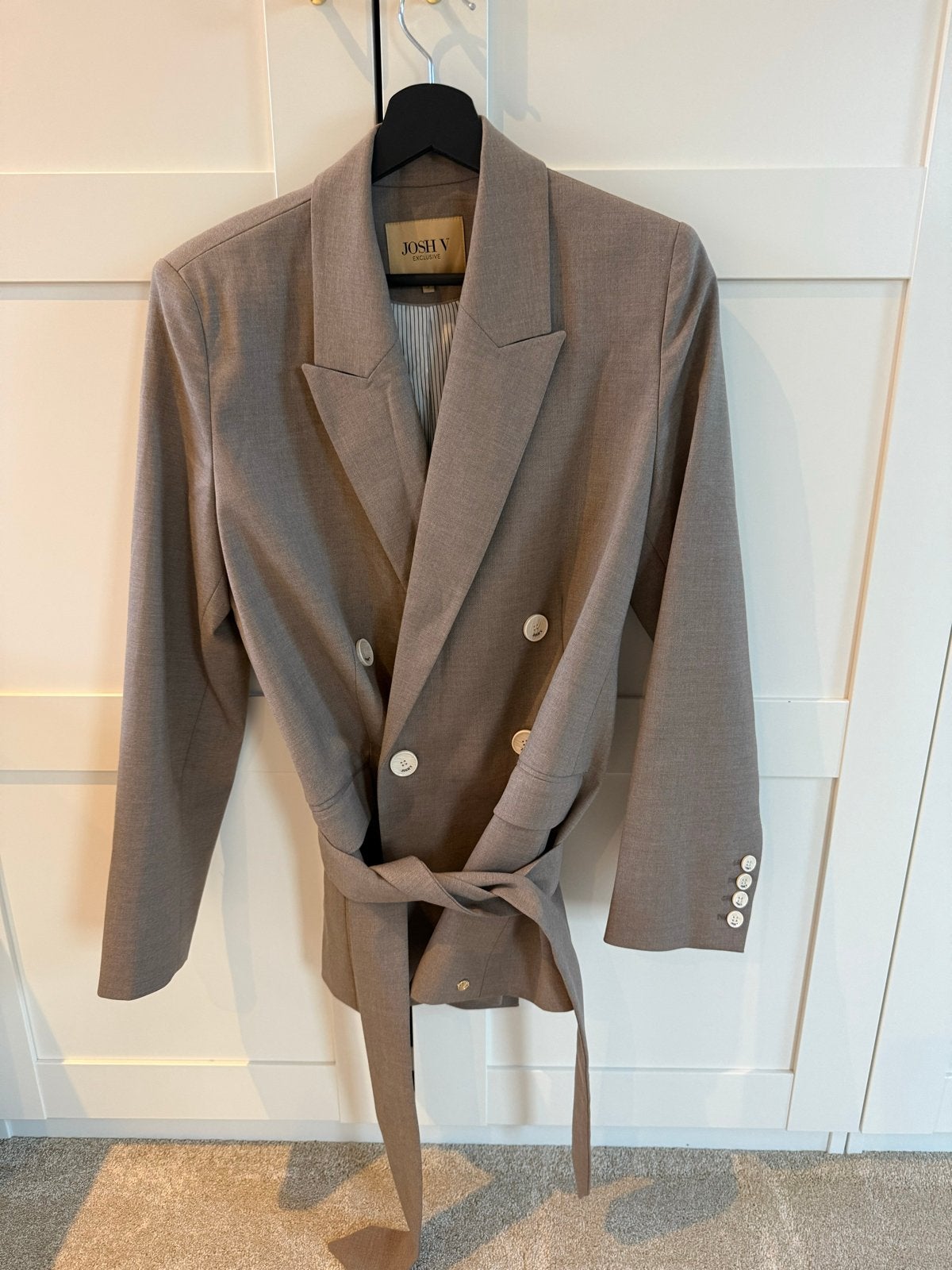 Josh V Exclusive Blazer met ceintuur - Maat S - NIEUW!, Beige, Nieuw, Ophalen of Verzenden, Jasje