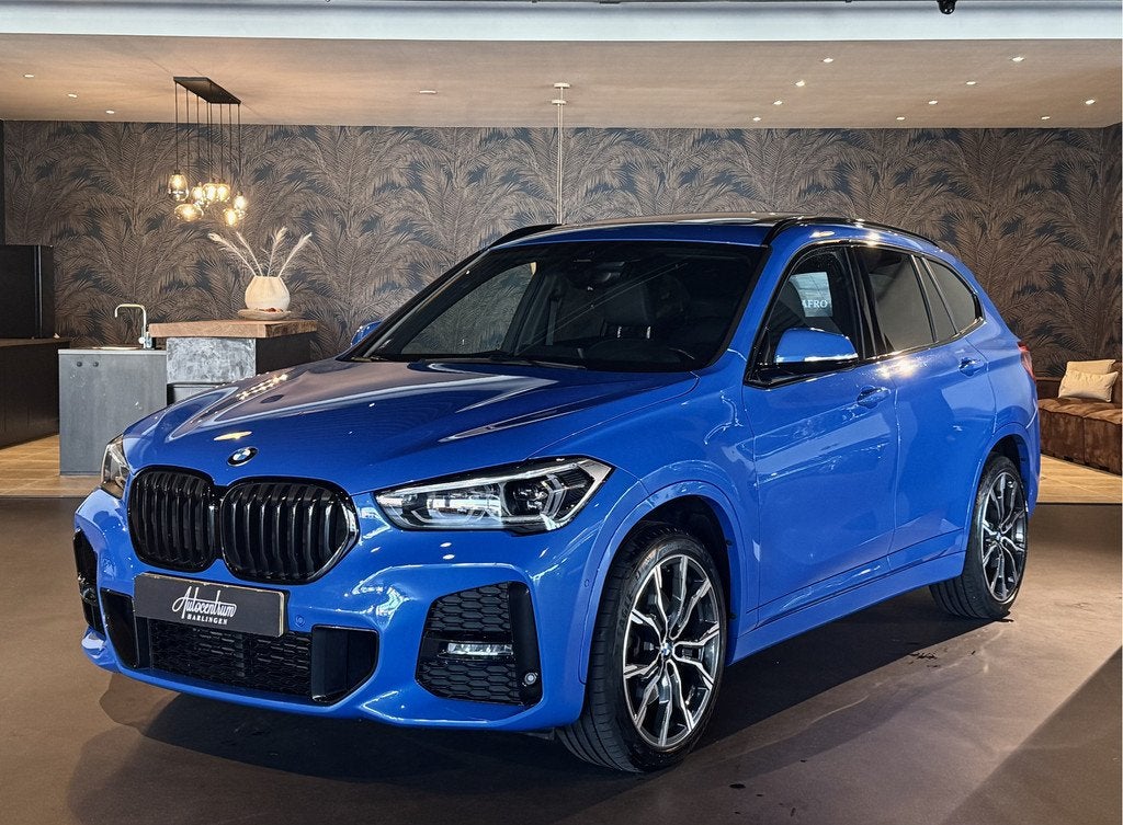 BMW X1 xDrive25d High Exe I 231pk I M-Pakket I Pano I VOL!, Auto's, 232 pk, 2000 kg, Blauw, Leder