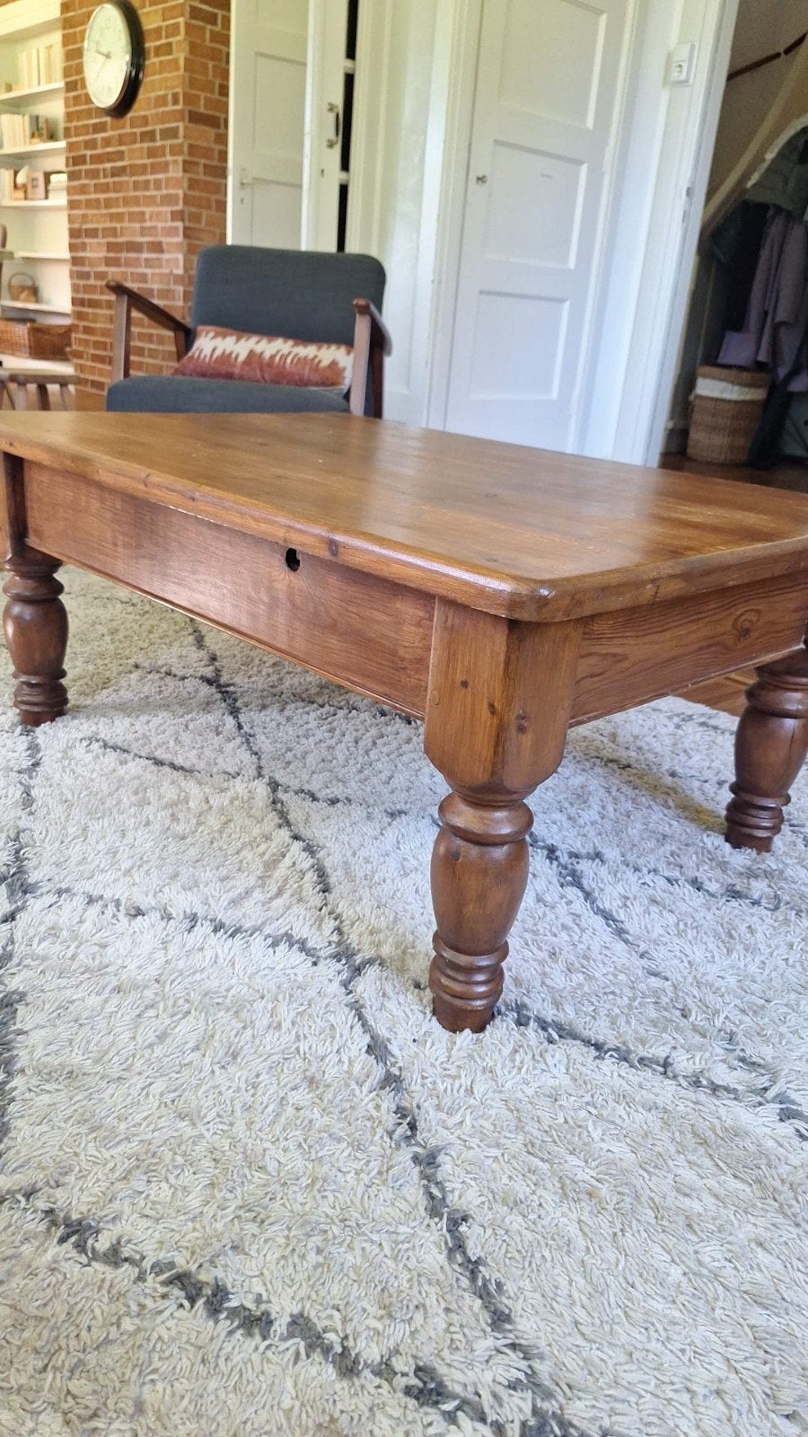 Robuuste houten salontafel met gedraaide poten, Huis en Inrichting, Tafels | Salontafels, Ophalen, Gebruikt, 100 tot 150 cm, 50 tot 100 cm