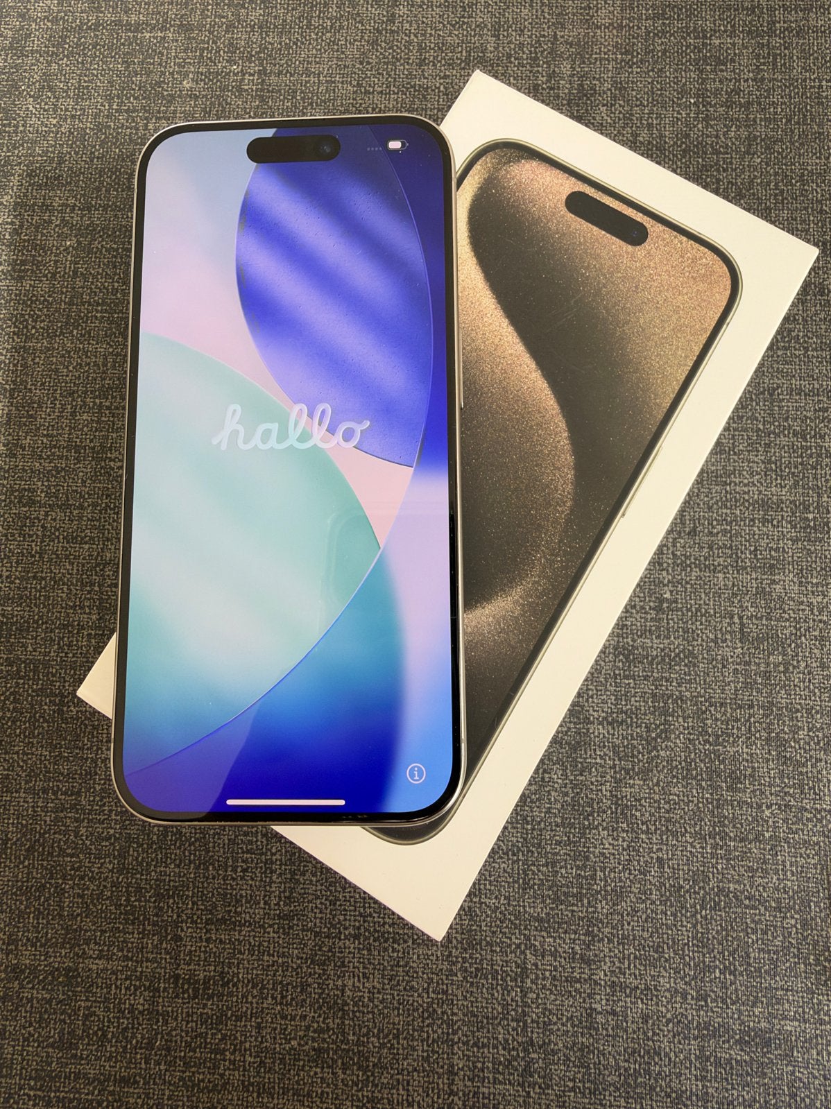Foto 14 van Apple iPhone 15 Pro 128GB Natural Titanium - Zeer goed