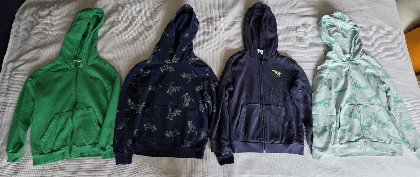 GROM! een set van 3 vesten en 1 trui van dino's maat 122/128, Gebruikt, Trui of Vest, H&M, Ophalen of Verzenden