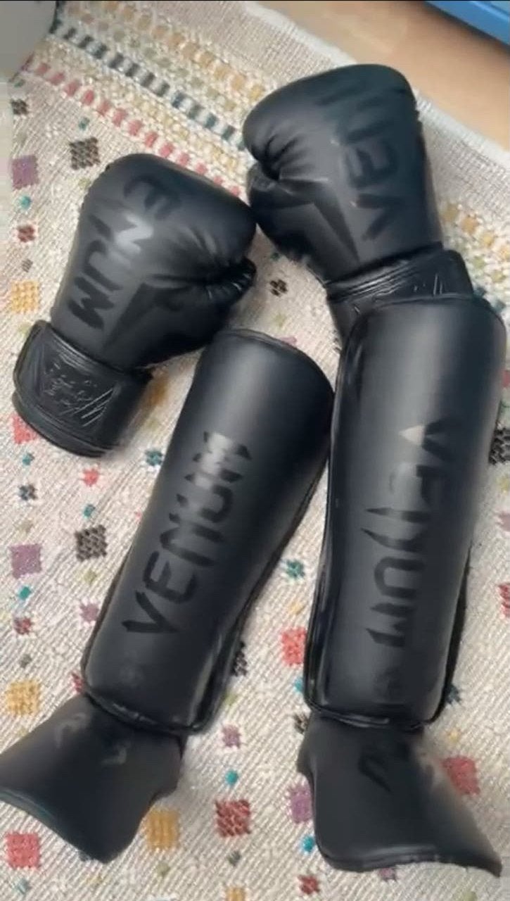 Venum Kickboks Set: Bokshandschoenen & Scheenbeschermers, Ophalen, Gebruikt, Bokshandschoenen