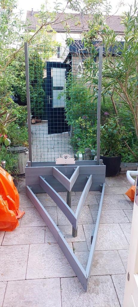 Kunstzinnige plantenbak versus nabije muziekoefenlocatie, Ophalen, Kunststof