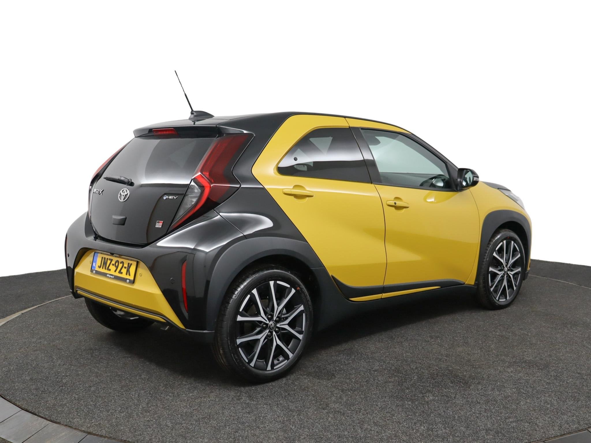 Toyota Aygo X Hybrid 115 GR Sport | DEMOVOORDEEL | Alcantara, Auto's, Toyota, 12 maanden, Stof, 4 stoelen, 116 pk