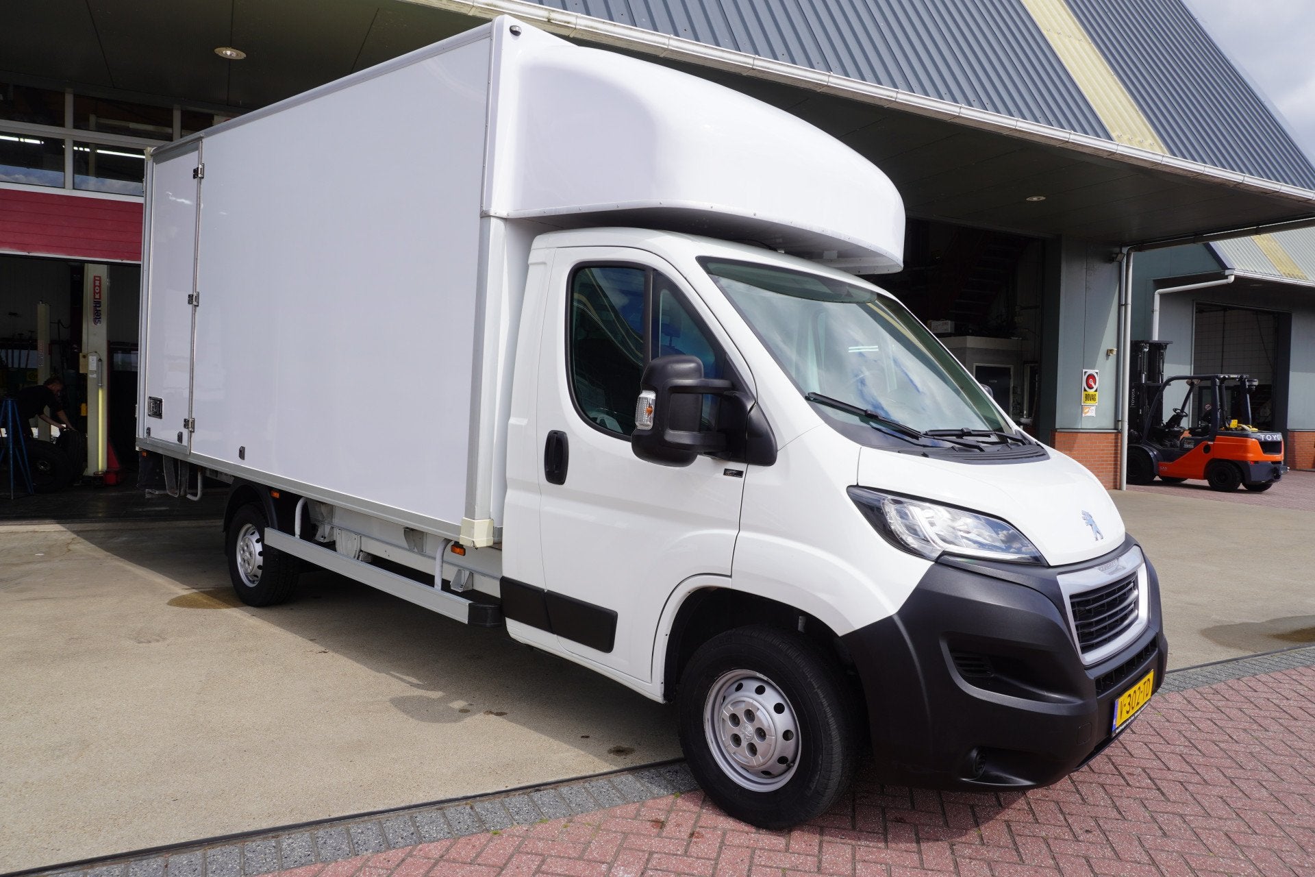 Peugeot Boxer 335 2.0 BlueHDI 131PK L3 Pro Meubelbak nr. V17, Auto's, Voorwielaandrijving, Gebruikt, 4 cilinders, Wit