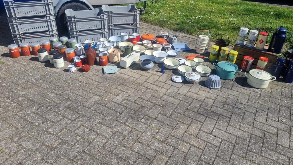 Grote verzameling emaille voor markt of decoratie, Ophalen