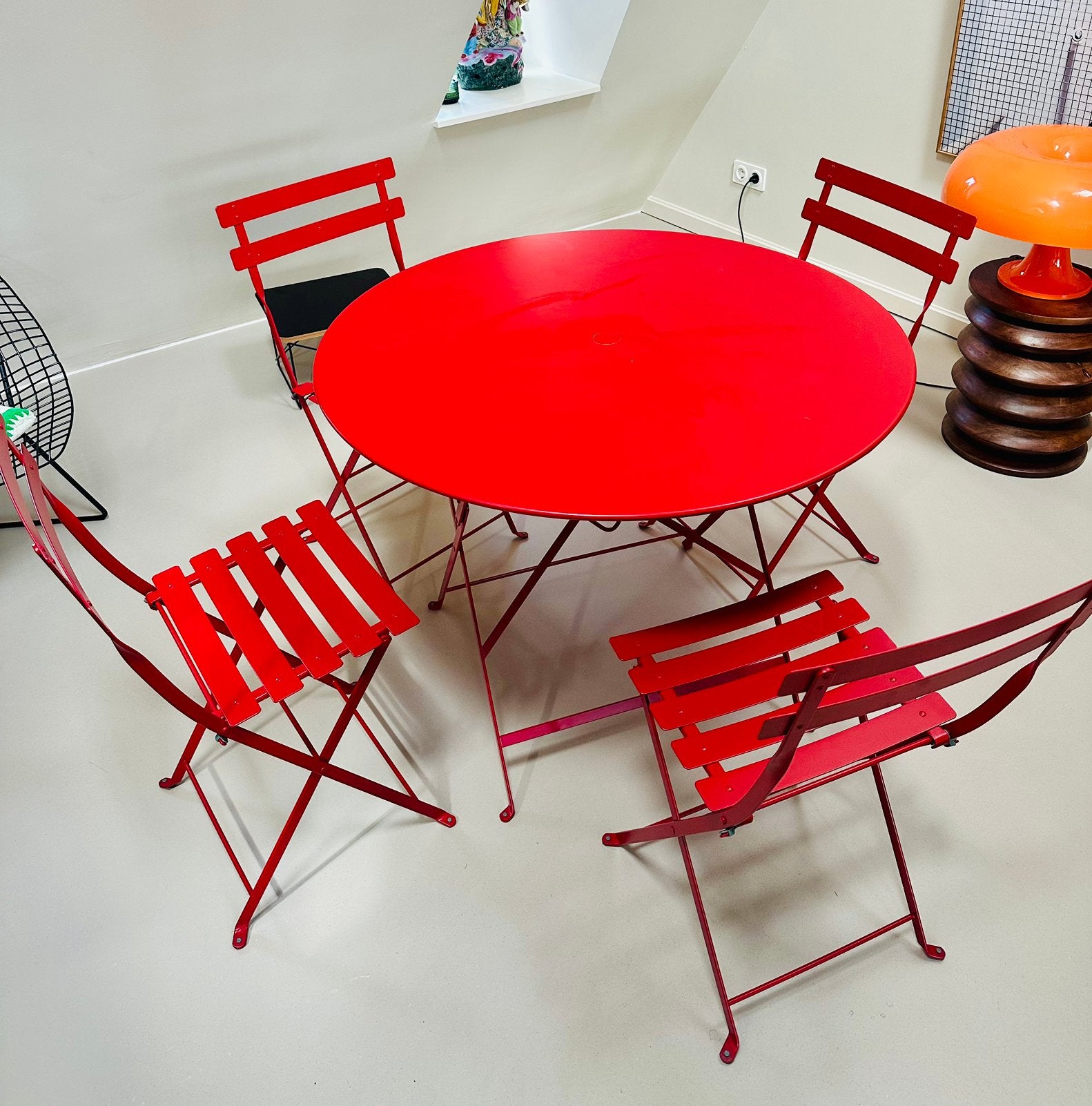 Fermob Bistro set in Rood - Tafel, 4 Stoelen & Ligstoel, Ophalen, Eettafel, Zo goed als nieuw, Tuinset