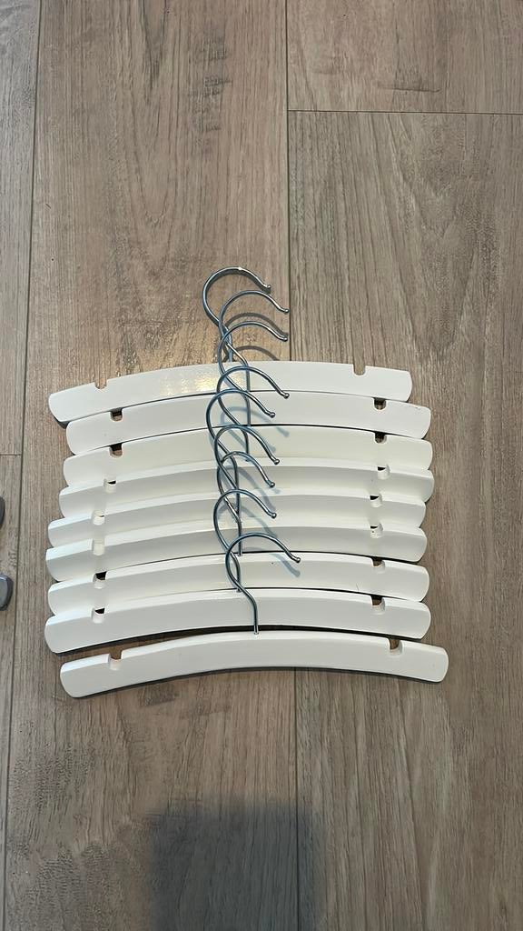 Te koop baby kleding hangers, Kleding | Dames, Kledinghangers, Ophalen of Verzenden, Zo goed als nieuw, Hout, Kinderen
