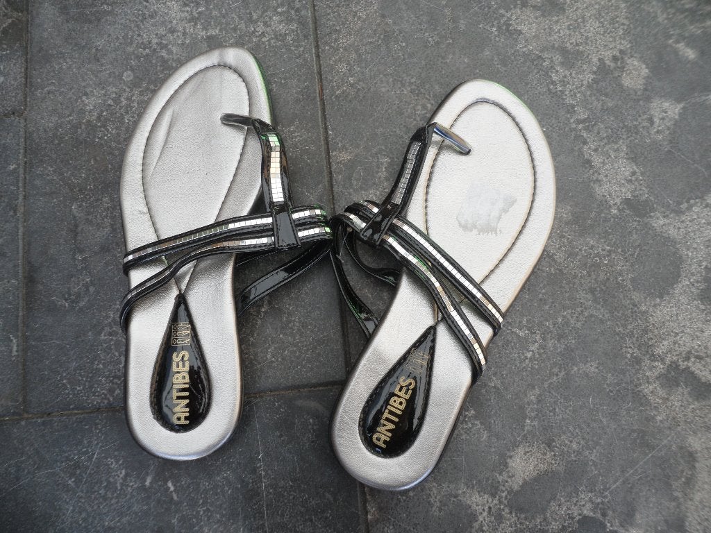 Zwart met zilverkleurige slippers maat 39, Slippers, Overige kleuren, Nieuw, Ophalen of Verzenden