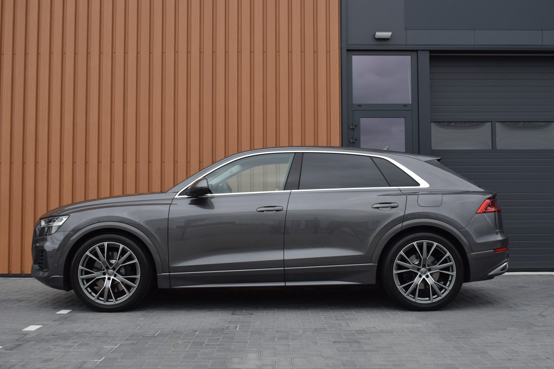 Audi Q8 55 TFSI e Quattro | Luchtvering | Trekhaak | B&O | L, Auto's, Automaat, Gebruikt, 2995 cc, 340 pk