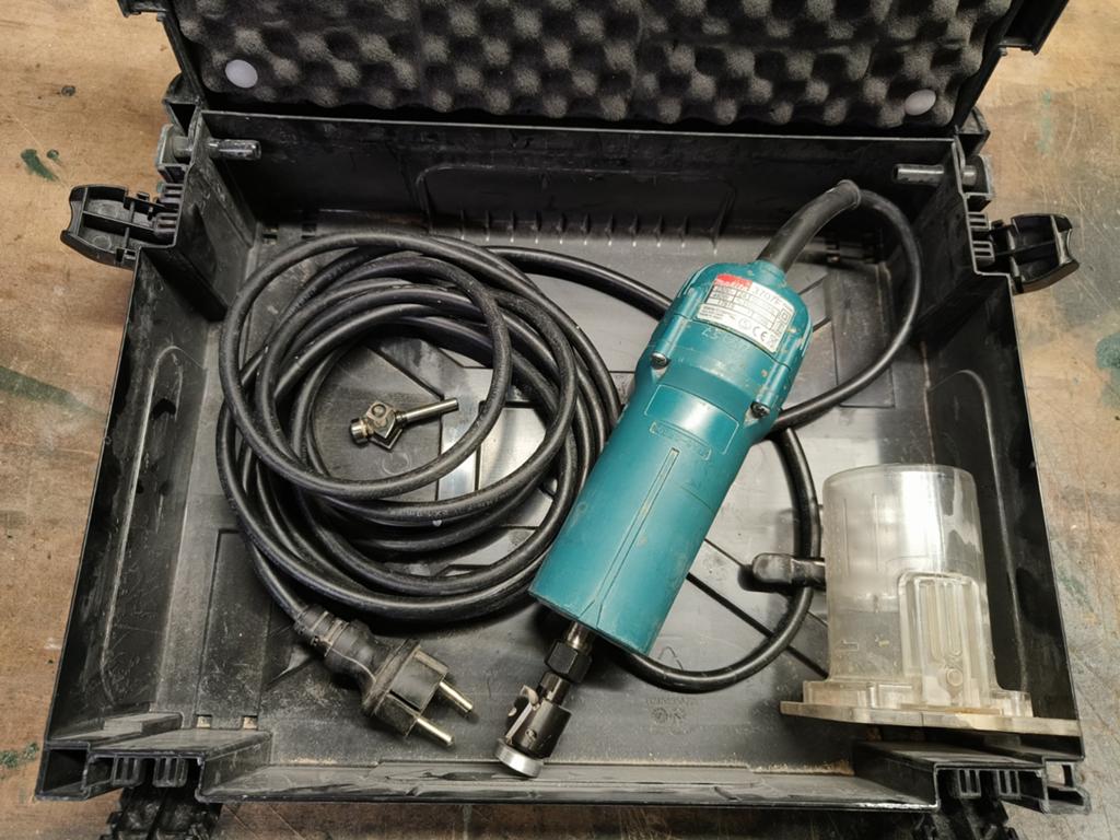 Makita 3707F Kantenfrees in koffer, Gebruikt, Kantenfrees, Ophalen of Verzenden, Makita