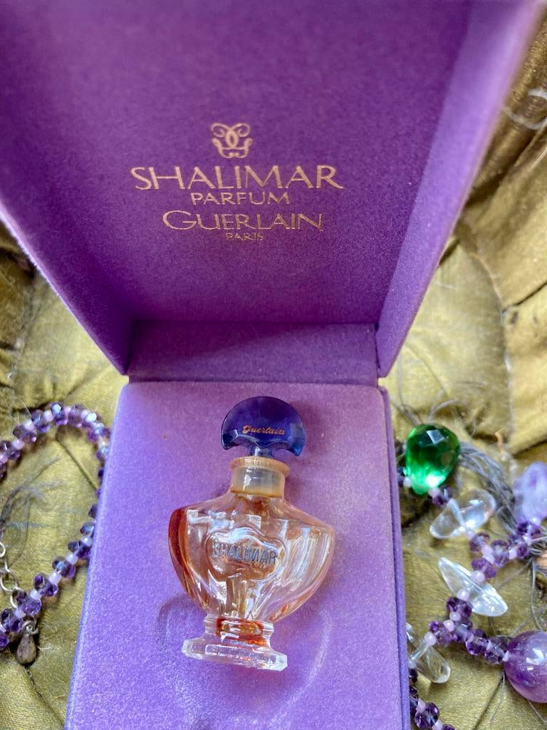 ‼️Fraaie uitgave microminiatuur GUERLAIN Shalimar +doosje, Verzamelen, Parfumverzamelingen, Ophalen of Verzenden, Gebruikt, Miniatuur