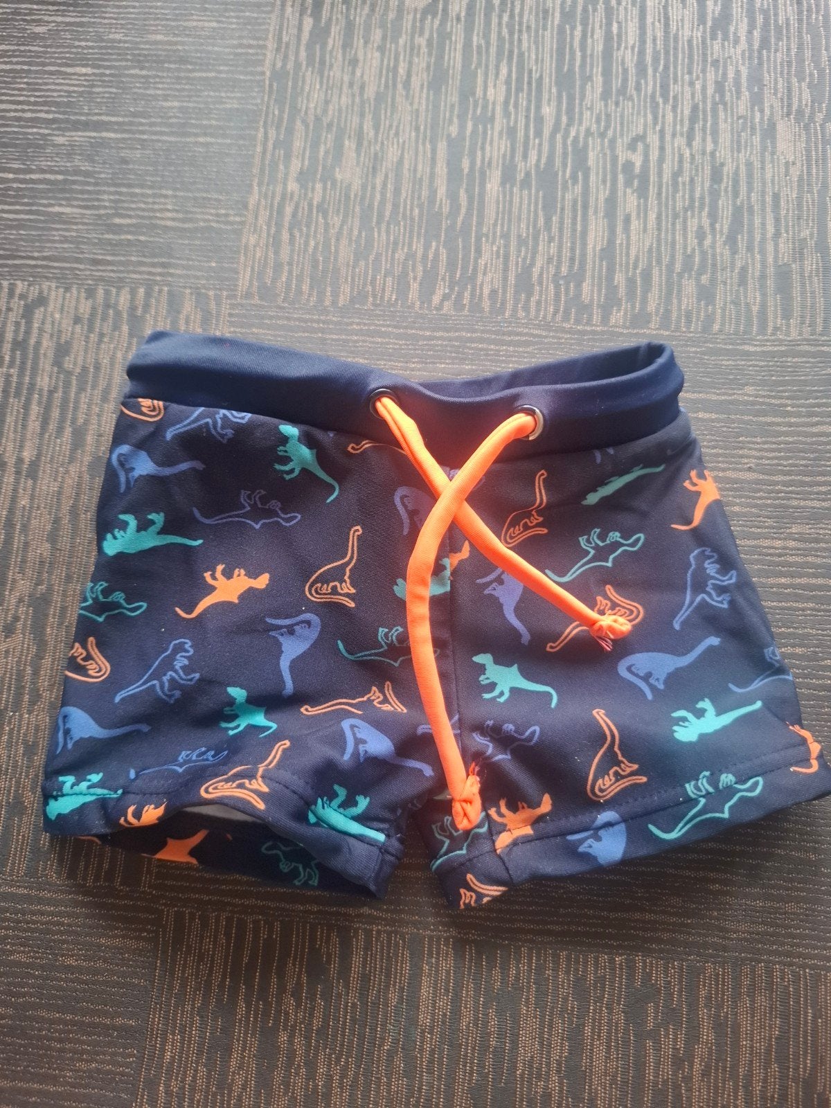 mooi jongens zwembroekje donker blauw met dinos maat 62-68, Ophalen, Maat 62, Zo goed als nieuw, Prenatal