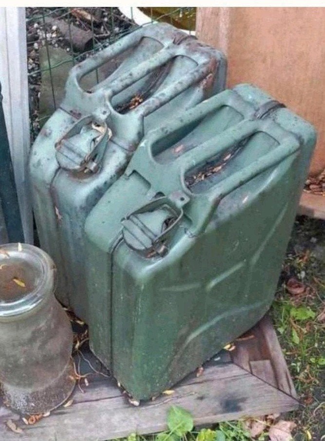 2 Leger Jerrycans 20 Liter - Militaria, Ophalen of Verzenden, Overige soorten, Overige gebieden, Overige typen