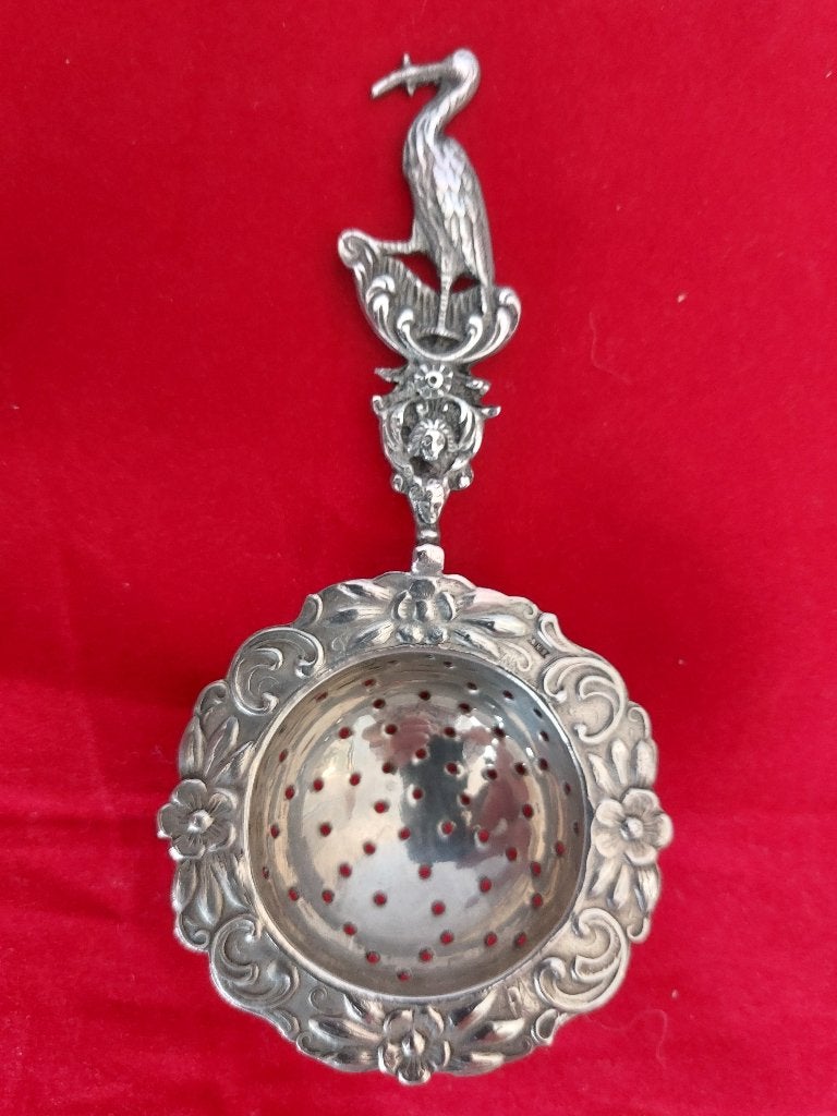 Antiek zilveren theezeefje met Ooievaar (Den Haag?), Ophalen of Verzenden, Zilver