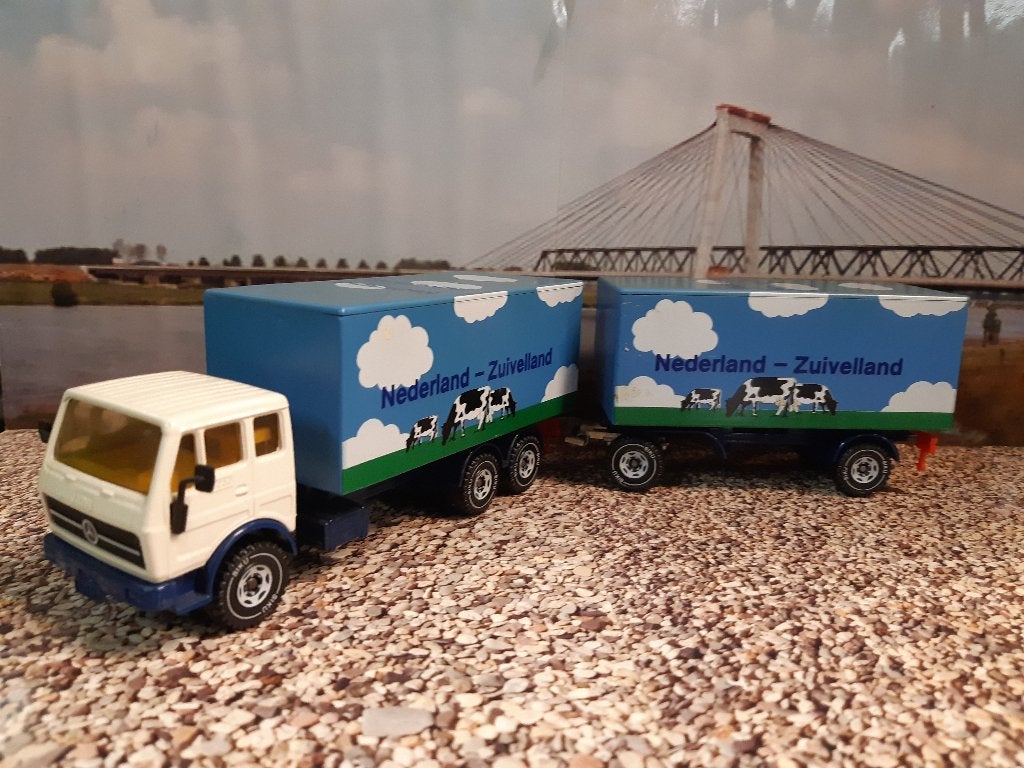 siku Mercedes combi Zuivelland, Hobby en Vrije tijd, Modelauto's | 1:50, Ophalen of Verzenden, Zo goed als nieuw, Bus of Vrachtwagen