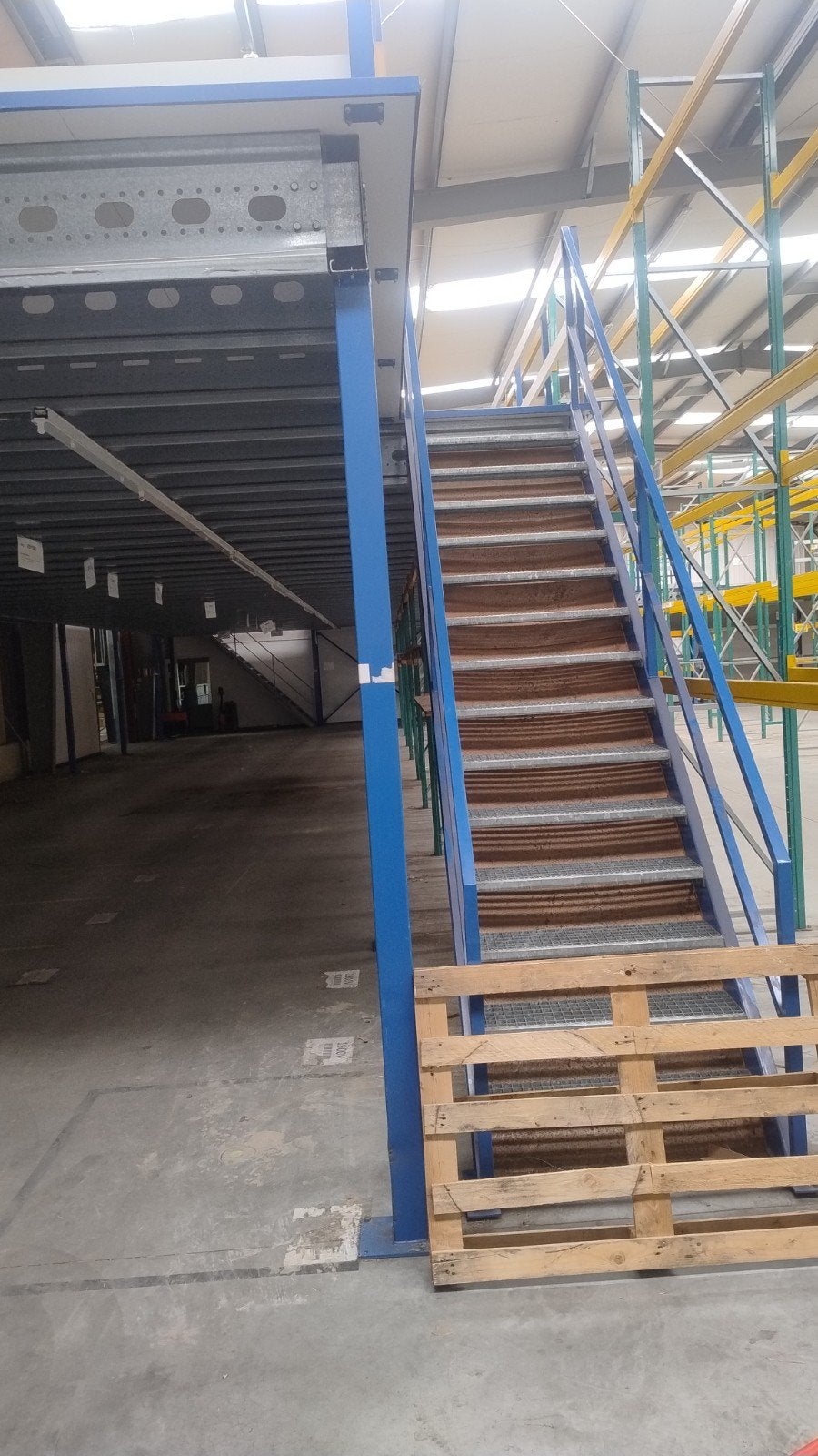 entresolvloeren en magazijnstellingen, Ophalen