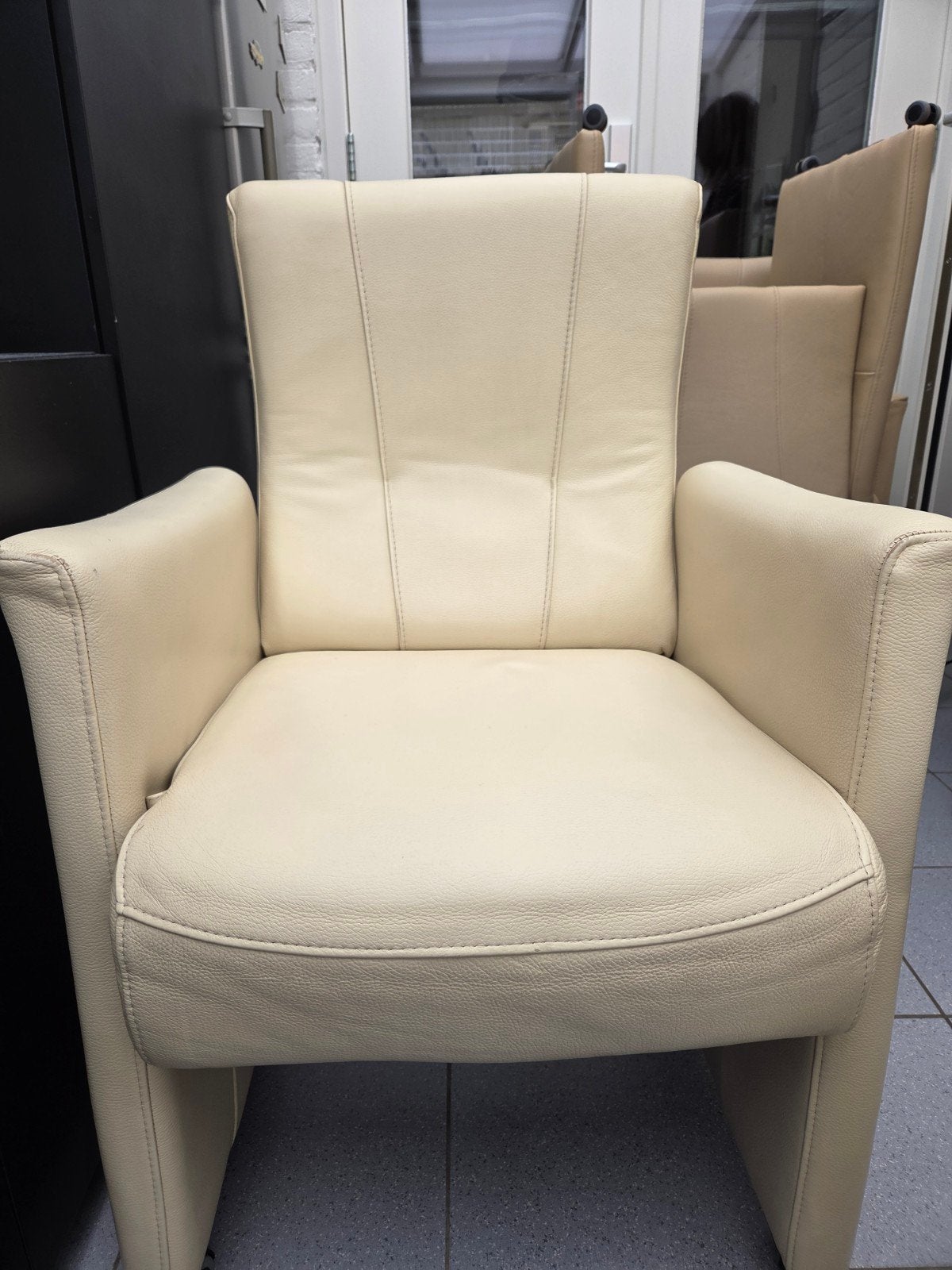 Leren eetkamerstoel kleur beige en gmet armleuningen - Crème, Huis en Inrichting, Stoelen, Ophalen, Gebruikt, Overige kleuren
