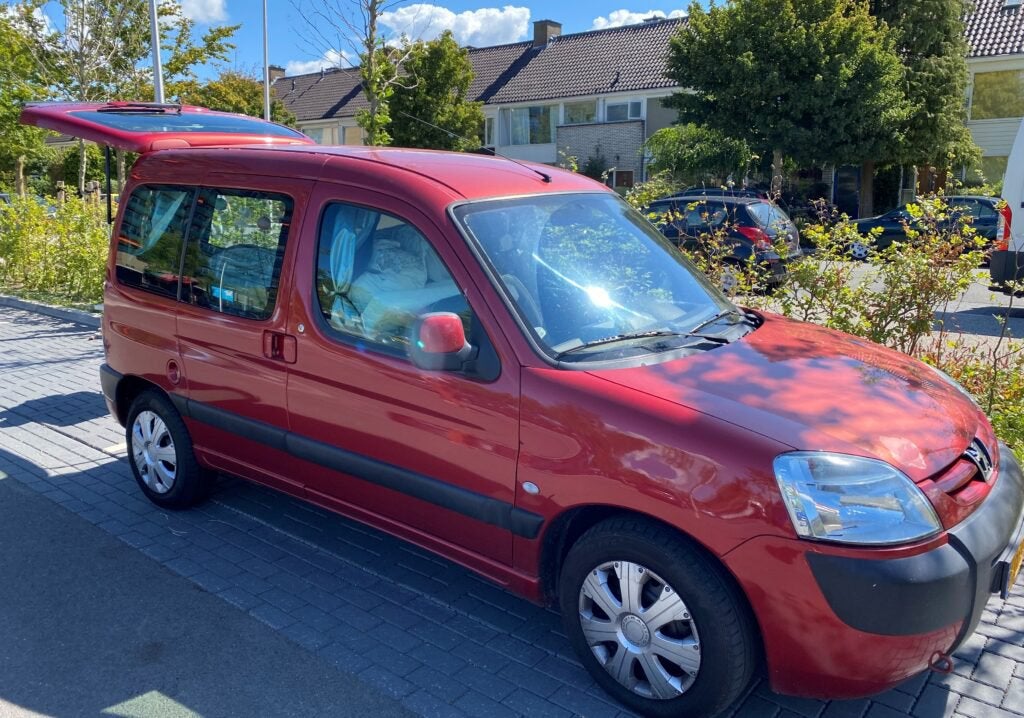 Peugeot Partner - camper zelfbouw - 1.6 XT Combi 2006 Rood, 4 cilinders, 1226 kg, Origineel Nederlands, Handgeschakeld