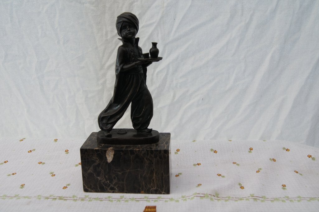 Bronzen beeldje van jongen met tulband op marmeren sokkel, Minder dan 20 cm, Gepatineerd, Ophalen of Verzenden, Brons