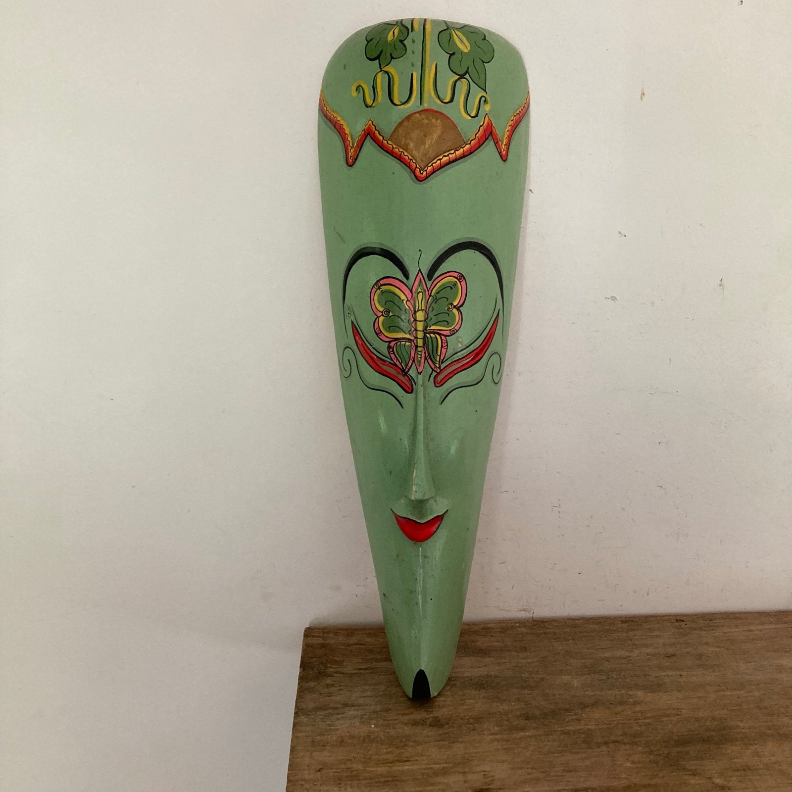 Groen houten masker met vlinder - Handgemaakte wanddecoratie, Ophalen of Verzenden