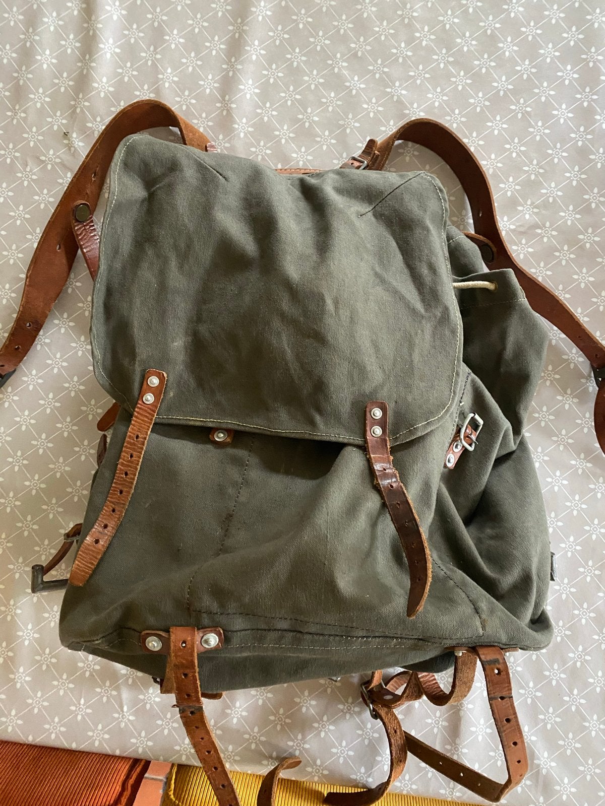 Vintage legergroene rugzak met leren riemen, Sieraden, Tassen en Uiterlijk, Tassen | Rugtassen, Gebruikt, 25 tot 40 cm, Ophalen of Verzenden