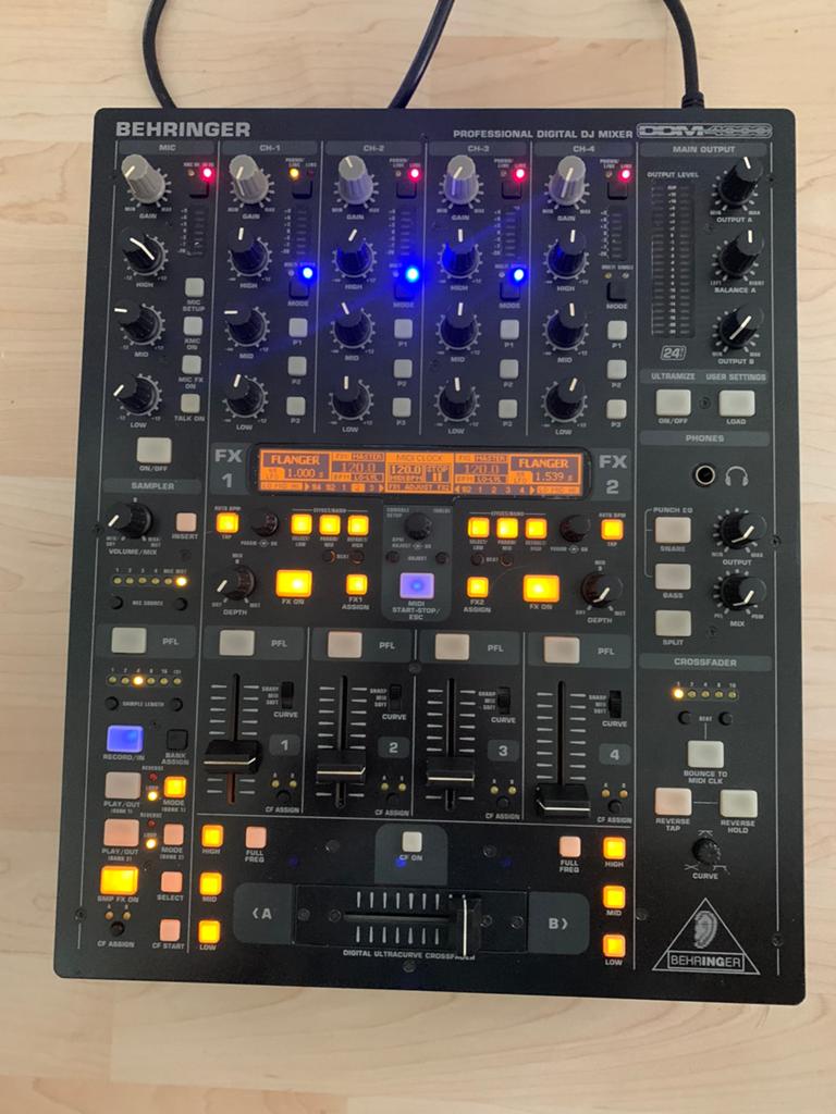 Zgan Behringer DDM4000(profecionele mixer ), Muziek en Instrumenten, Mengpanelen, Ophalen of Verzenden, Zo goed als nieuw