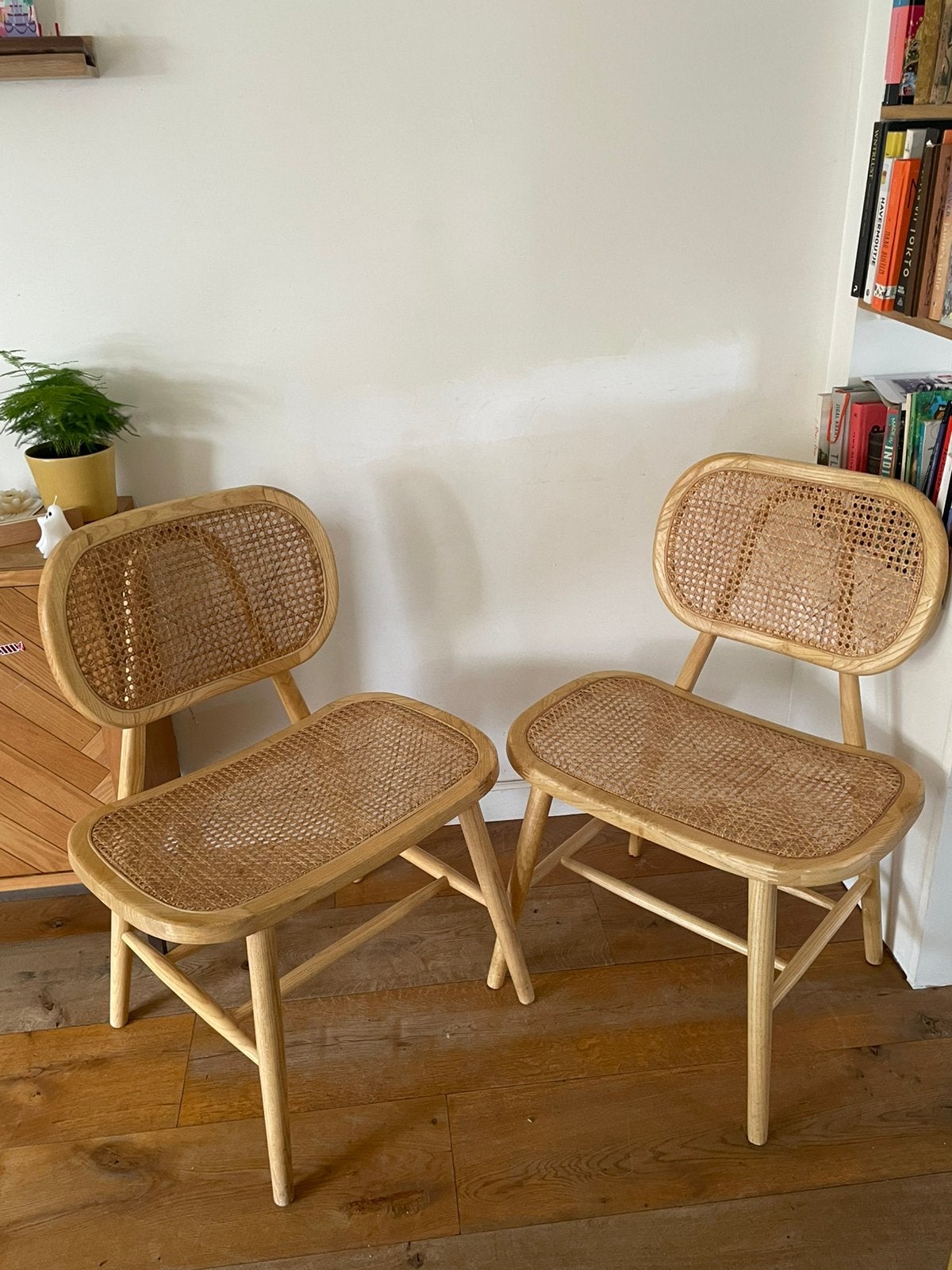 Set van 2 houten rotan stoelen – Japandi / Scandinavisch, Huis en Inrichting, Ophalen, Twee, Bruin, Zo goed als nieuw