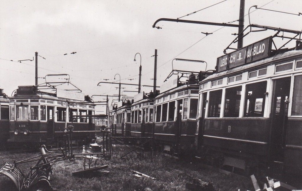 751V Leiden, trams bij sloper achter remise Rijnsburgerweg, Ophalen of Verzenden, 1940 tot 1960, Ongelopen, Zuid-Holland