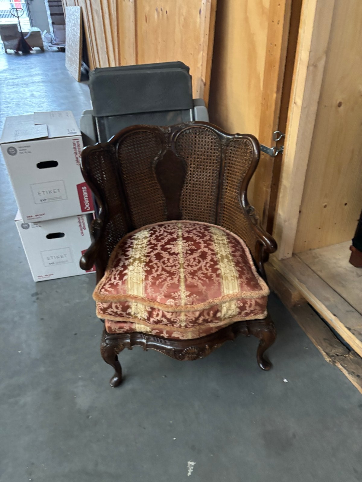 Antieke fauteuil (1900?) met rotan en rood fluwelen kussen, Antiek en Kunst, Ophalen