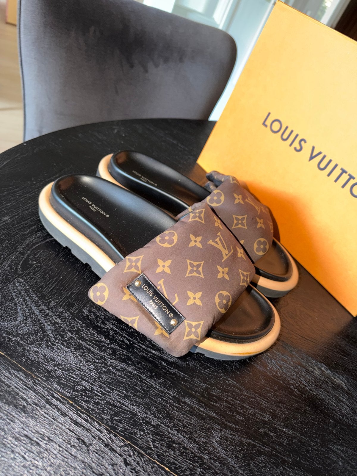 Louis Vuitton pool pillow Slippers, Kleding | Dames, Schoenen, Bruin, Zo goed als nieuw, Ophalen, Slippers