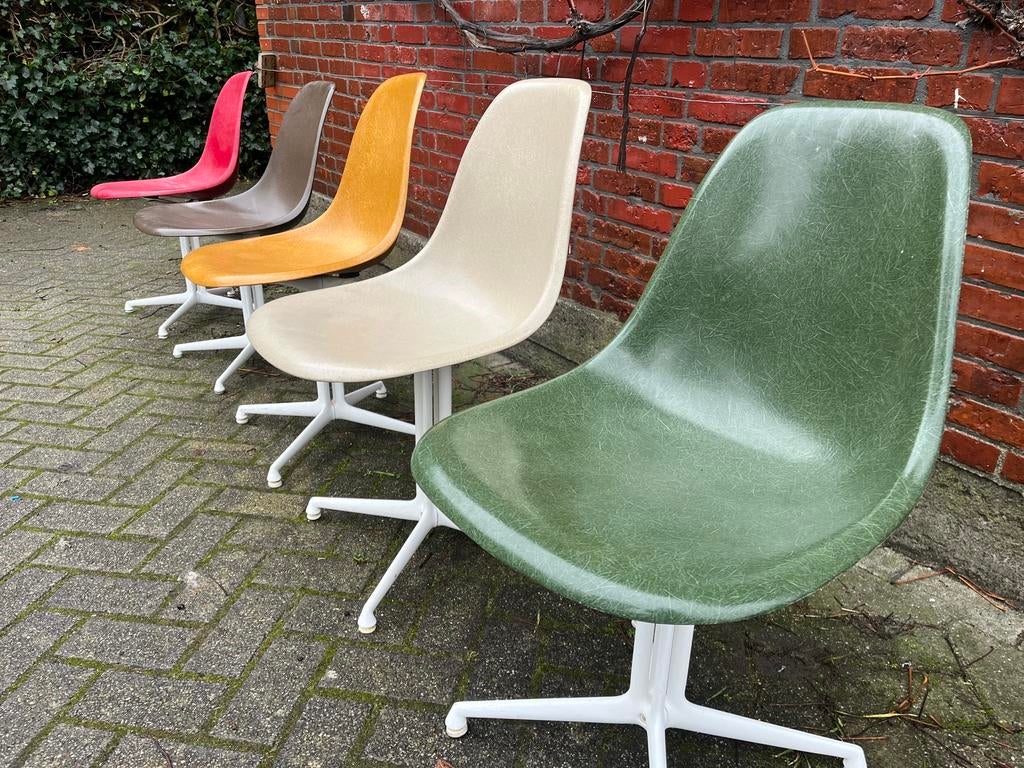 Various original Eames fiberglass Herman Miller( vitra’s), Huis en Inrichting, Stoelen, Ophalen of Verzenden, Zo goed als nieuw