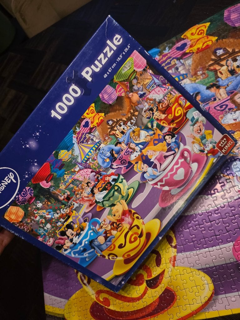 Disney Mad Tea Party puzzel 1000 stukjes, Ophalen of Verzenden, 500 t/m 1500 stukjes, Zo goed als nieuw, Legpuzzel