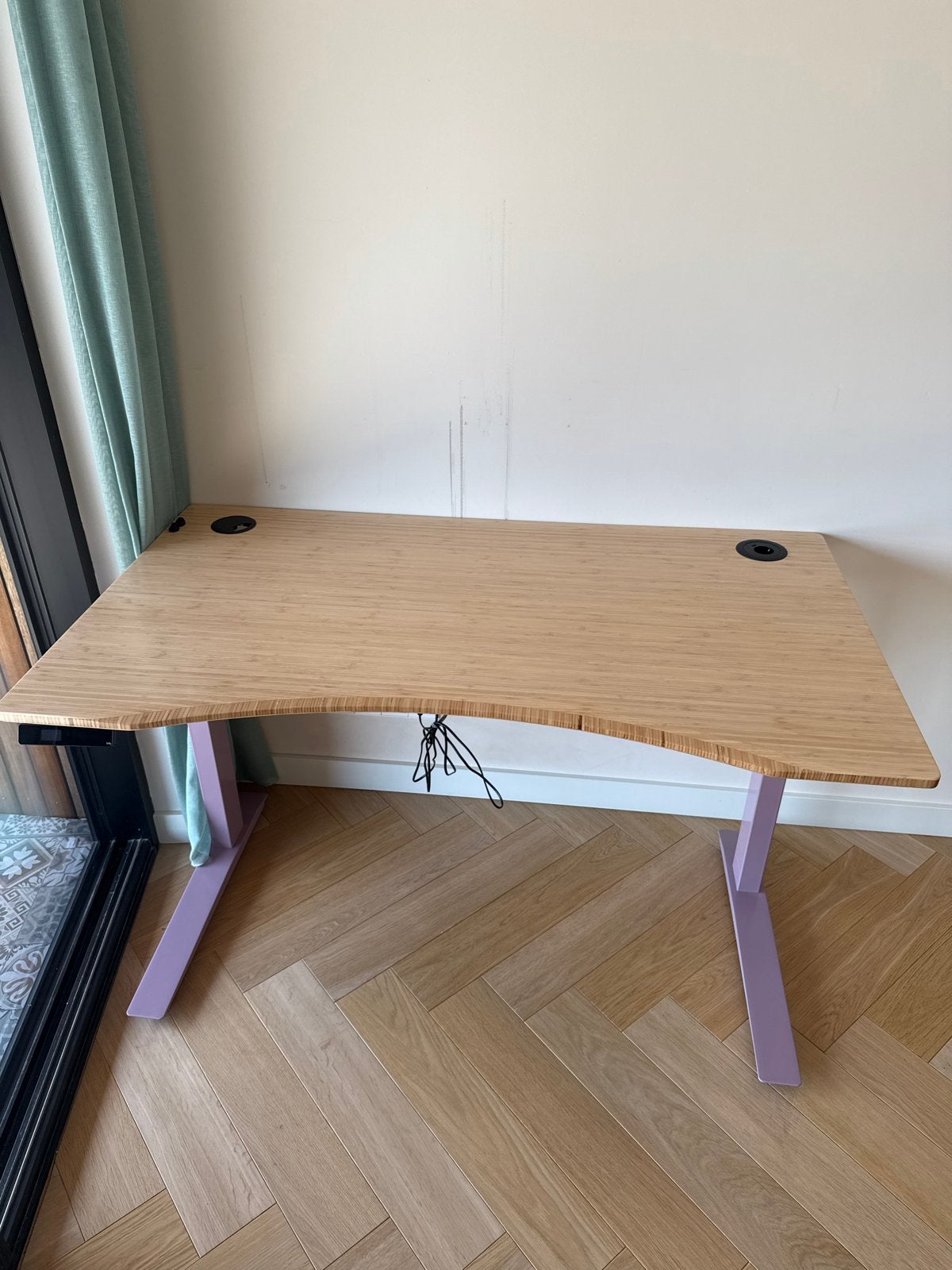Elektrisch Zit-sta Bureau - Houten Blad met Roze Poten, Ophalen, Zit-sta bureau, Elektrisch, Gebruikt