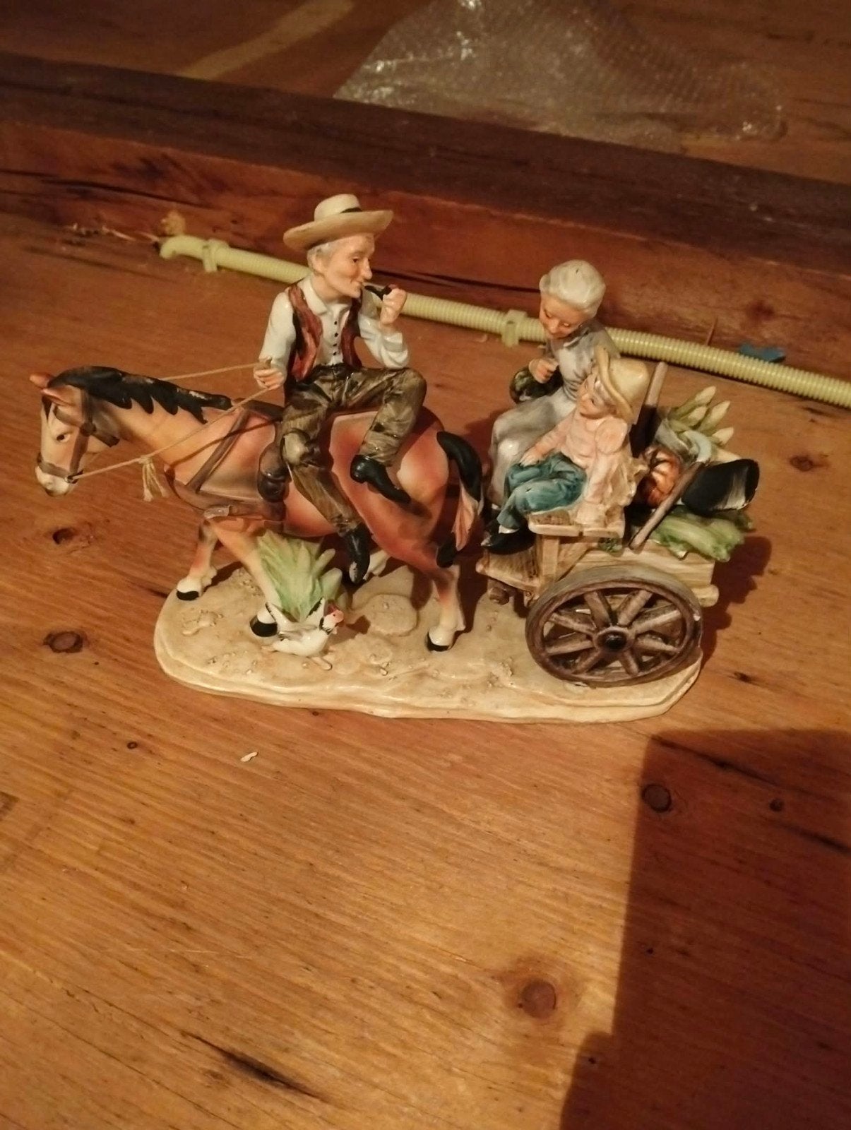 Vintage beeldje: Man op paard met kar en familie, Ophalen of Verzenden, Gebruikt, Mens