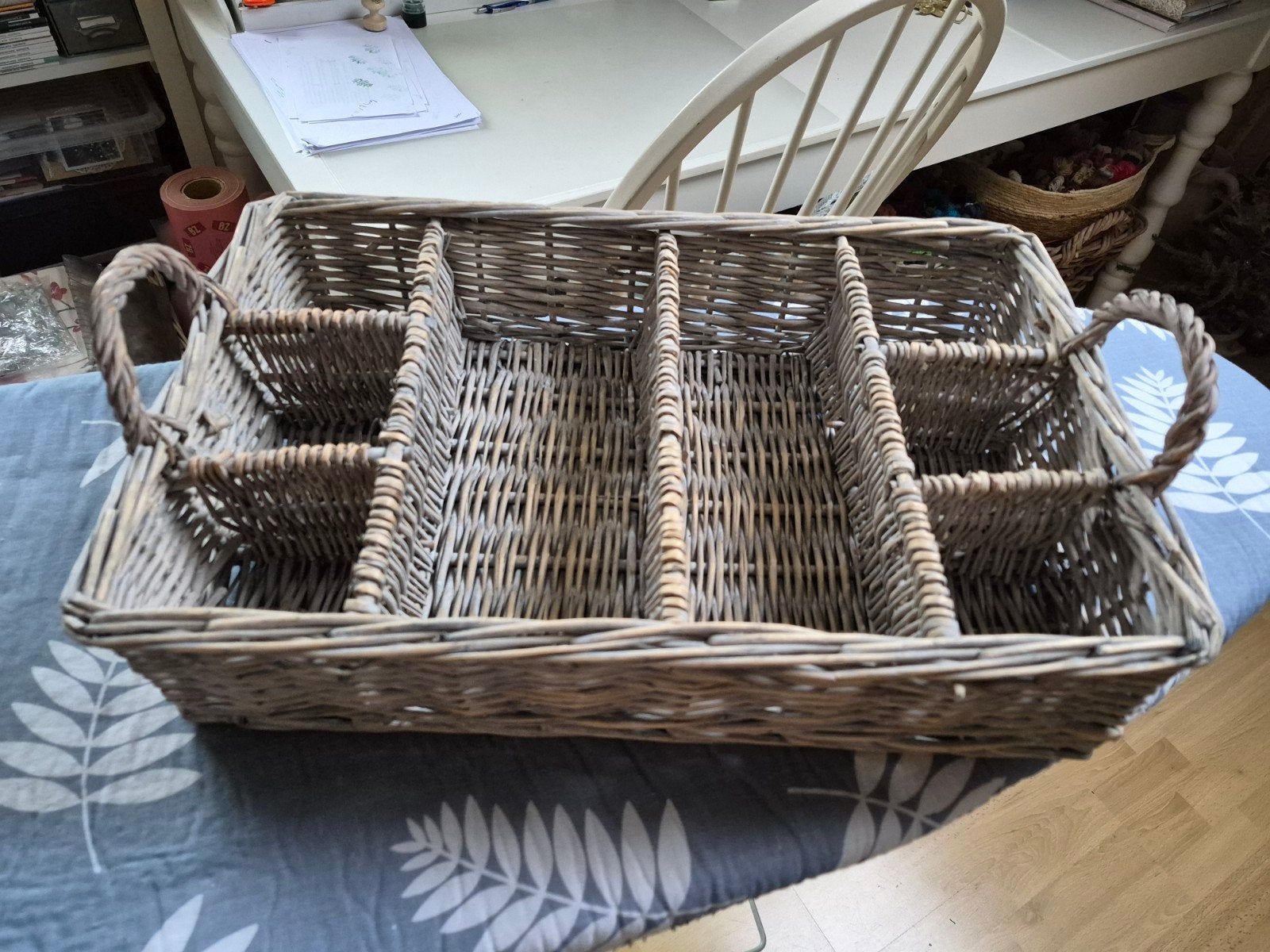 Súpermooie "vergrijsde" rotan mand met vakken, Ophalen of Verzenden, Rond, Riet