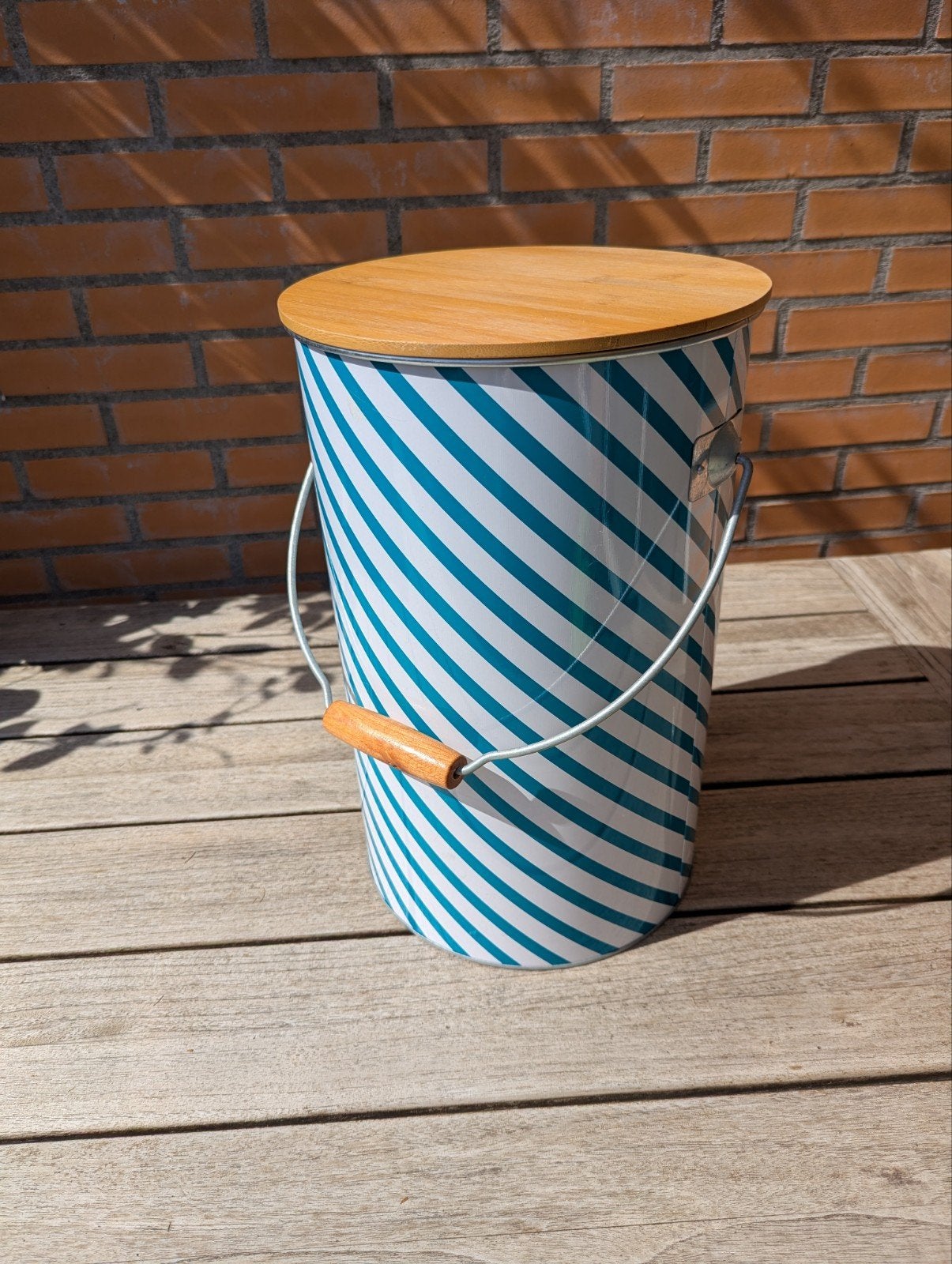 grote metalen ton met houten deksel - decoratie, Ophalen of Verzenden, Gebruikt