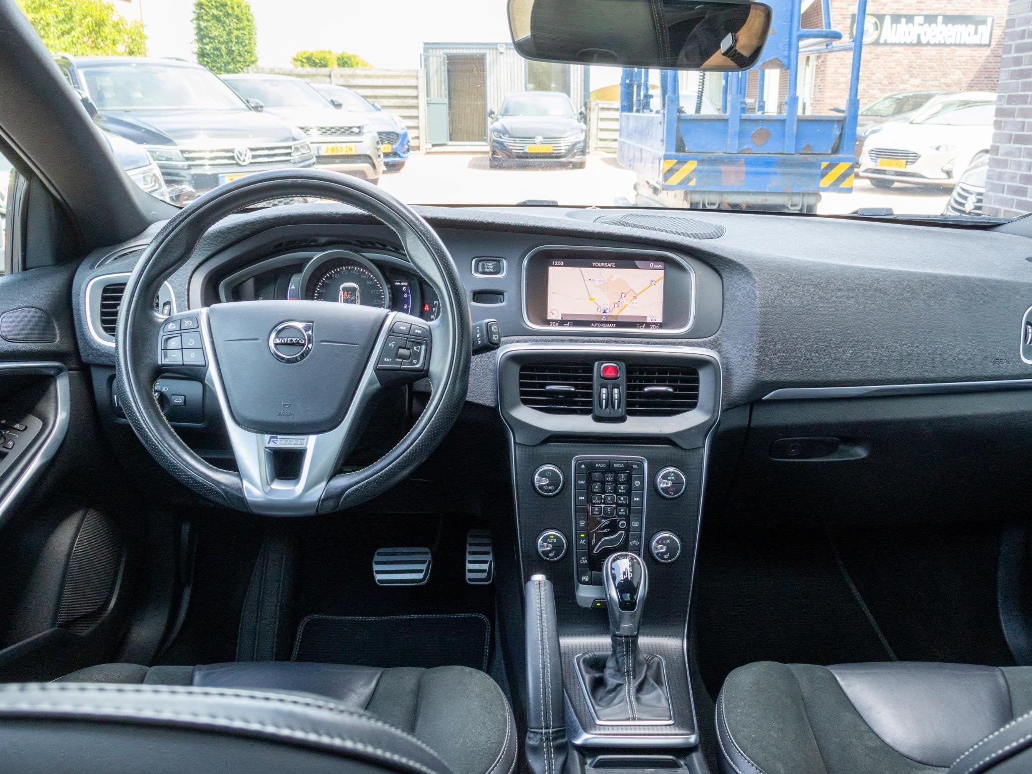 Volvo V40 1.5 T3 Polar+ Sport R-Design LED Pano 18", Euro 6, 4 cilinders, 700 kg, Zwart