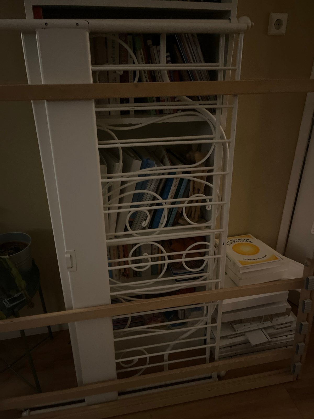 Gratis: Wit metalen ikea bed 140x200  met planken, Ophalen, Gebruikt, Tweepersoons, 140 cm